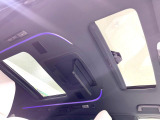 【サンルーフ】開放感たっぷりの希少装備、サンルーフが装着されています!車内に明かりを取り入れたり景色を楽しむ以外にも、車内の空気も簡単に換気できて快適です!