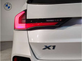 大型のL字型のリアランプもLEDライトを採用。洗練されたデザインにより、シャープなLEDランプの点灯します。後ろからの見た目にもこだわっております。