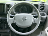 運転席の正面に配置され、メーターや各種操作部を見渡しやすいレイアウトです。握りやすい円形の形状で、日々の運転時にも自然な姿勢で操作いただけます。