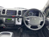 運転席まわりです。 各操作スイッチは使いやすい位置に配置されてます。