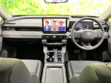 運転席から前方を見渡しやすい配置で、視界の広がりを感じられる室内です。前席はゆったりとした形状で、同乗者も落ち着いて過ごせる空間に仕上がっています。