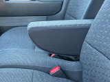 運転席にはアームレストが付いてます。