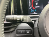 操作位置と表示がまとまっており、運転姿勢を保ちながら必要な設定を確認しやすいレバーです。雨天時など状況に応じた操作を手元で行える装備です。