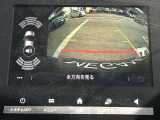 リバースポジションにシフトすると自動的にカメラが作動、画面に後方の視界が映し出される、安心のバックカメラを装備。