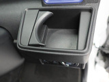 カップホルダーは運転席や助手席からちょうど手の届く位置です!!