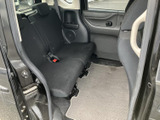 後席にはベンチシートが備わり、複数人で乗車する場面に対応できる室内です。足元にはフロアスペースがあり、窓から外の様子も確認できます。後席への乗り降りにも配慮された空間です。