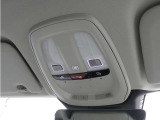 ルーフにあるボタンは、車両が始動しない場合、パンクした場合、または事故に遭った場合などに支援の要請に使用できるため安心感を高めることができます。