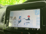 画面に映像を表示でき、停車中の待ち時間もテレビや映像を楽しめます。見やすい大画面で、車内で過ごす時間をより快適に活用できる便利な装備です。