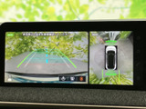 後方の映像と車両周囲を俯瞰した表示を切り替えて確認でき、駐車時や狭い場所での取り回しをサポートします。画面上のガイドも目安になり、周囲の安全確認に役立つ装備です。