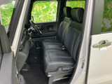 前席は座面と背もたれにゆとりを感じる形状で、落ち着いた色合いが車内をまとめています。窓からの見通しもよく、運転席との距離感も確認できます。