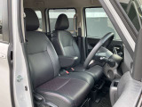 運転席も広々でゆったり気分で運転できます♪シフトノブをダッシュボード側に配置したので運転席から助手席への移動が簡単にできるんです。