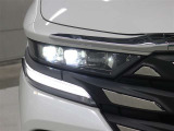 「アダプティブハイビームシステム(AHS)」が装備。LEDの配光範囲を細やかに制御し、先行車や対向車に光が当たる部分だけを自動的に遮光するので、ハイビームでの走行頻度がより向上します。