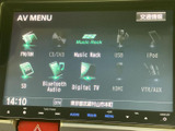 FM・AMやCD、USB、Bluetoothなど複数の音源が画面に並び、選択肢を確認しやすい表示です。その日の気分や利用環境に合わせて音源を選べ、車内での時間を楽しめます。