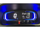 スピードをデジタルで表示する、とても見やすいメーターとなっています