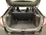 ラゲッジも広く使いやすいトランクは、開口部も広く荷物の積み下ろしもしやすいお車となっております。リアシートの背もたれは6:4の割合で分割して可倒できるので、長いお荷物などを載せることもできます。
