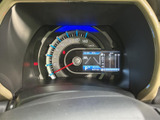 速度や車両情報を運転席から確認しやすい、メーターまわりの視認性に配慮された配置です。表示がまとまっているため、走行中も必要な情報を把握しやすく、日々の運転をサポートします。
