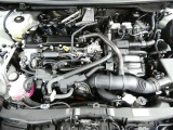 【エンジンルーム】・・・内外装だけでなくこちらもクリーニング済み。 納車までにもう1度しっかり点検いたしますので、安心してお乗りいただけると思います。