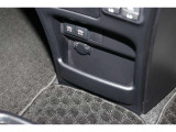 様々な電気製品の電源供給ポートとして使えるアクセサリーソケットを装備。タブレット等の充電が速く完了する2.1A給電用USBポートも装備。充電中のスマホなどの置き場に便利なポケットも備えています。