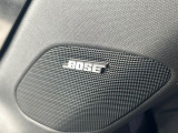 【BOSEサウンドシステム】メーカーオプションの高品位サウンドシステムを搭載。専用のチューニングが施された大小様々なスピーカーから良質なサウンドが奏でられ、臨場感あふれる音響空間を演出します。