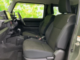 運転席まわりを見渡しやすく、前席からはフロントガラス越しの視界も広がります。シートは落ち着いた色合いでまとめられ、座面や背もたれの形状も自然で、毎日の移動に使いやすい室内です。