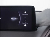【スマートフォン連携】車内で様々な機能が利用できます。Apple CarPlayでは、iPhoneの機能(通話、音楽再生、マップなど)が利用可能で、Android Autoでは、(通話、音楽、マップなど)が利用可能です。