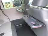 運転席・助手席シートバックテーブル付いてます