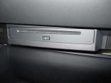 CD、DVDプレイヤーのスロットはグローブボックス上部です!