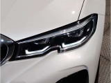 BMWの伝統の丸目4灯ヘッドライトでございます。LEDライトで視認性もよく明るく安全性の向上につながります。