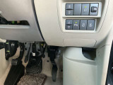 駐車ブレーキは足踏み式です