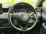 手元に複数のスイッチを備え、運転姿勢を保ちながら各種機能を操作しやすい仕様です。握りやすい形状で、毎日の運転時に自然な姿勢でお使いいただけます。