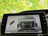 センターに見やすい画面を配置し、ナビやオーディオなどの車内情報をまとめて確認できます。画面表示が大きく、必要な項目を探しやすいレイアウトで、日々の移動を快適にサポートしてくれる装備です。
