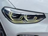●LEDヘッドライト:夜間走行時も良好な視界を確保し安心して運転できる高輝度LEDヘッドライトを装備!点灯速度が早く、消費電力も抑えられています。