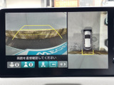 後方映像に加えて車両周囲を俯瞰する表示もあり、駐車時の位置関係を確認しやすい画面です。ガイド線も表示されるため、周囲に注意を払いながら操作できます。
