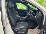運転席まわりは前方の視界が広く、メーターやセンター部も運転席から確認しやすい配置です。ゆとりあるシートと落ち着いた色合いで、日々の運転に集中しやすい空間です。