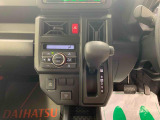 最も気になる室内は、特にこだわってクリーニングしております。マットやシートだけではなく、エアコンの吹き出し口やドアノブの隙間など、様々なブラシや道具を使い分けて、隅々までクリーニングしております。