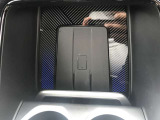 【置き型充電器】置き型充電に対応しております。お持ちの携帯電話が置き型充電器対応でしたら、充電コードの必要なく、すっきりとした車内のまま携帯の充電が可能です。