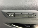運転席のシートポジションを3パターン記憶できます。他の誰かが運転した後でも、自分のシートポジションに直ぐに直せできます。