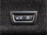 運転中にもオーディオの音量やFMの切り替えなどステアリングでの操作で切り替え可能なため、ステアリングから手を放す必要がない為、運転中でも操作が簡単でございます。