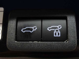 パワーバックドアを装備しています。バックドアを運転席からも開閉できます、便利ですよ。