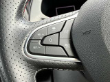 レーダーが前方車両の速度と距離を検知し距離を一定に保つアクティブクルーズコトロール。アクセルとブレーキを併用して設定車間距離を保ち、前方車両が停止した場合には車間距離を保ちながら自動停車します。