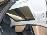 サンルーフ付き! 車内を明るく、開放的にしてくれます♪