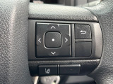 【車線逸脱警報】道路上の白(黄)線を認識し、意図せず走行中の車線からはみ出しそうになった時、メーター内の警告灯とブザーで注意喚起してくれる安心・安全機能です♪