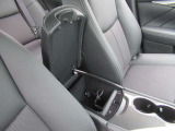 センターコンソールの『リッド付きアームレスト』がとっても快適です♪♪ボックスになっているので、ちょっとした収納スペースとして大変便利です♪♪