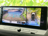 車両周辺と上方からの映像を画面で確認でき、駐車時の周囲確認をサポートします。ガイド表示もあり、狭い場所での取り回しや駐車位置の確認に役立つ装備です。状況に応じて目視と併せてご活用ください。