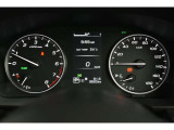 メーター中央にはカラー液晶画面が備えられ、車のインフォメーションを簡単に把握できます。