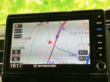 地図を画面上で確認でき、現在地や周辺道路を把握したいときに便利です。画面脇にはメニューや音声などの操作表示がまとまり、必要な情報を確認しながら目的地までの移動をサポートします。