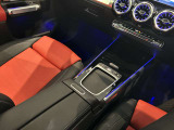 メルセデス・ベンツ八王子の最新のショールームには、大型モニターがあり最先端のメルセデス・ベンツをご体感頂けます!屋内展示場のため、天候の悪い日でも、ごゆっくりとお車をご覧頂ける店舗でございます!