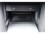 ランドローバーは、USBポートを車内の便利な位置に配置しています。通常、センターコンソール、グローブボックス、後部座席エリアなど、ドライバーや乗客がアクセスしやすい場所に配置されています。