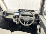 運転席まわりです。 各操作スイッチは使いやすい位置に配置されてます。