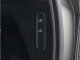 オートレベライザーは走行中に車両のサスペンションと衝撃吸収特性を自動的に制御して、快適性と機能性を最適な状態に保ちます。荷積みや乗り降りをしやすくするために、手動で車高を調節することもできます。